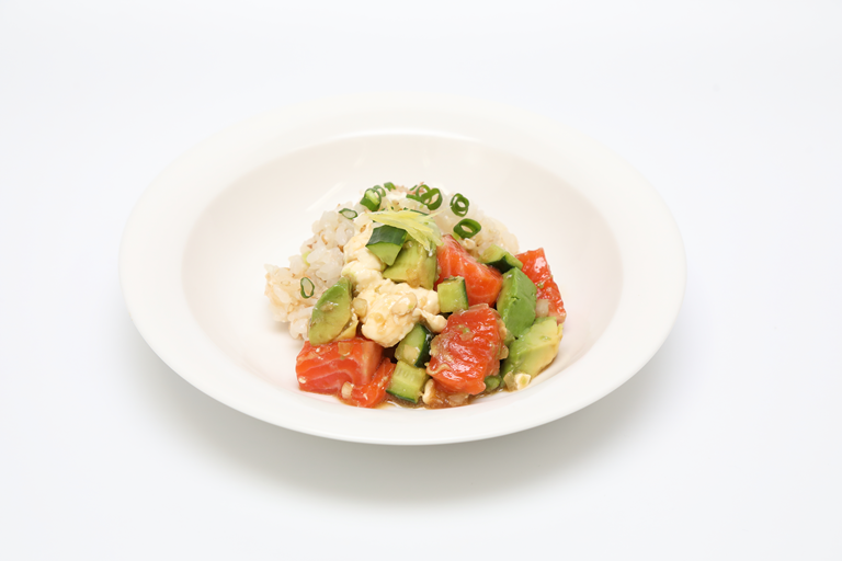 チーズおかか混ぜご飯とサーモンとクリームチーズのポキ丼